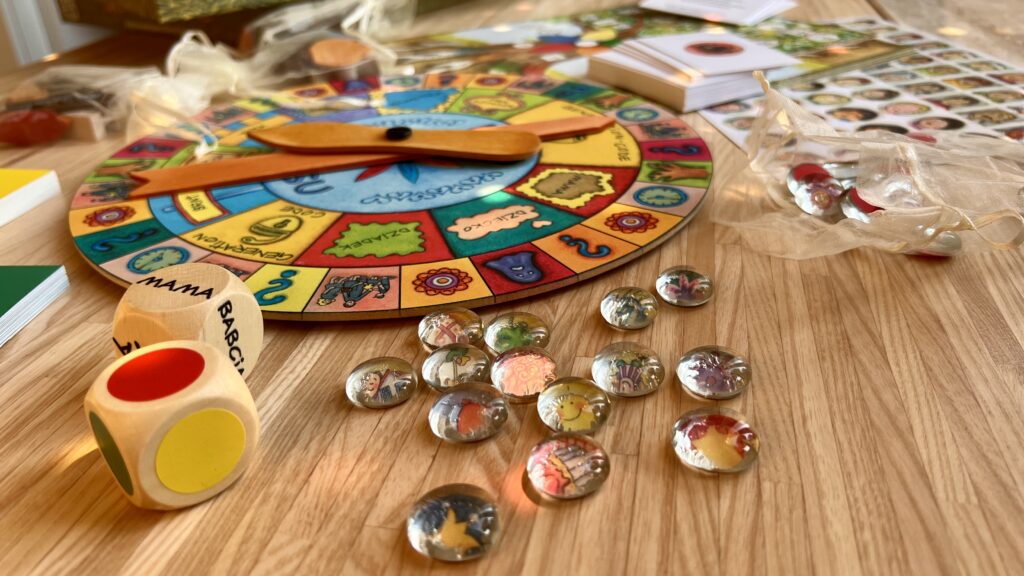 elementy gry "grunt to korzenie" rozrzucone na stole