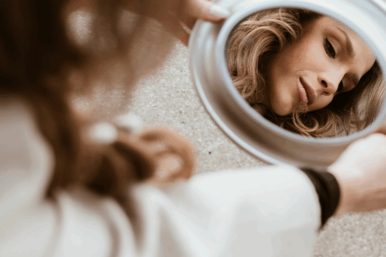 Jak rozwijać samoświadomość? 3 proste ćwiczenia, które zmienią Twój sposób patrzenia na siebie