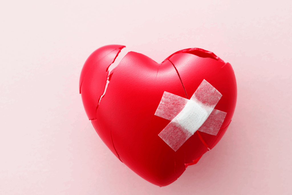 połamane czerwone serce z plasterkiem